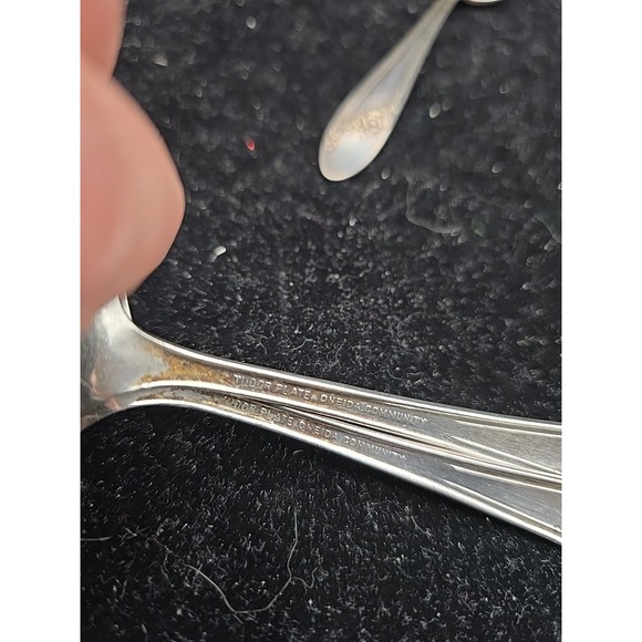 3 Oneida Community Queen Bess II | Tudor Plate Silverplate Spoons Teaspoons - Picture 3 of 6